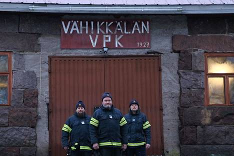 Sami Lehtonen, Tomi Lehtonen ja Tomi Rautapuro toimivat Vähikkälän vapaapalokunnassa. 