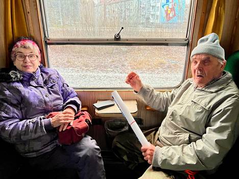 Pirjo Hautaniemi ja Aaro Leponiemi lähtivät juna-ajelulle Kurusta saakka.