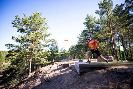 Hiittenharjun frisbeegolfrata on arvioitu Suomen toiseksi vaikeimmaksi. Joonas Mäkelä, 14, käy radalla lähes joka päivä. Hänen mielestään radan vaikeustasoon vaikuttavat esimerkiksi suuret korkeuserot.