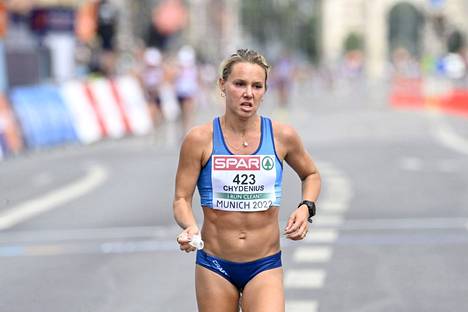Nina Chydenius taisteli EM-maratonin maaliin vaikeuksista huolimatta. 