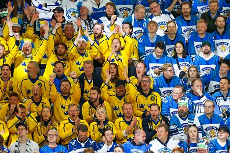 Ruotsalaiset näkyivät hyvin Suomi-fanien joukossa.