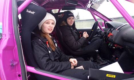 Noora Hokkanen ja Juulia Suvinen nautiskelivat lauantaina Pihlajaveden mukavista ralliteistä VW Pololla. 