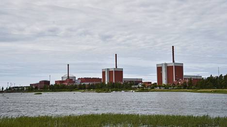 Olkiluodon kolme ydinvoimalaitosyksikköä. Olkiluoto 2 on kuvassa oikealla.