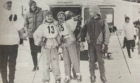 Innokkaat hiihtäjät hämmästelivät kanssakilpailijoiden luistelutyyliä. Etualalla Anu Vainio (13), Tiia Eerola ja Sanna Jaakonsaari. Taustalla Arja Vainio ja Tapio Eerola. 