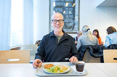 Tampereen yliopiston tutkimuksen kehittämispäällikkö Markku Ihonen söi tiistaina Tampereen yliopiston päärakennuksen Juvenes-lounasravintolassa 7,15 euron hintaisen henkilöstölounaan. ”Työpaikkalounas on minulle niin tärkeä, että hinnalla ei ole merkitystä”, hän sanoo.