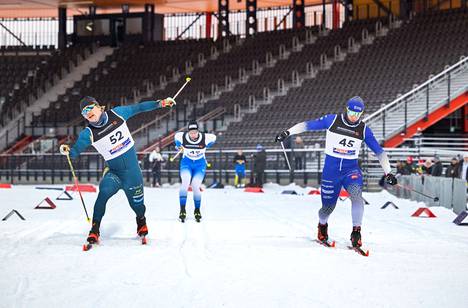 Kaupin uuden hiihtostadionin loppusuora on niin lyhyt, että hiihtäjällä täytyy olla todella nopeat reaktiot ehtiäkseen tehdä oikeaan aikaan loppuvenytyksen. Miesten loppiaisen sprinttikisan ykkönen Wiljam Mattila (vasemmalla) näytti Miika Heikkilälle, miten se tehdään voiton arvoisesti.