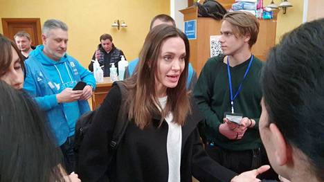Näyttelijä Angelina Jolie keskusteli vapaaehtoisten kanssa tapaamisessa Lvivin päärautatieasemalla 30. huhtikuuta.