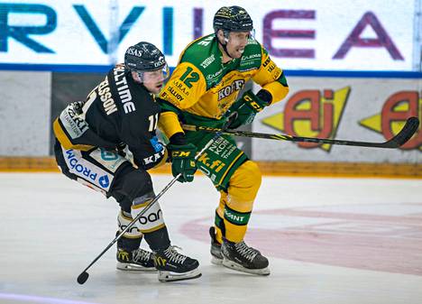 Marko Anttila väänsi Kärppien Petter Emanuelssonin kanssa.