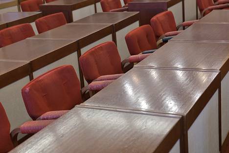Punaisella plyysillä päällystetyt Artekin tuolit ehtivät palvella Rauman kaupunginvaltuuston istunnoissa yli 50 vuoden ajan. 