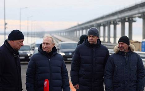 Venäjän presidentti Vladimir Putin (toinen vasemmalta) vieraili 5. joulukuuta Krimin sillalla. Kuva on venäläisen Sputnikin välittämä, eikä HS ole voinut varmentaa sen todenperäisyyttä.