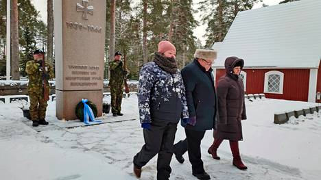 Haapamäen veteraanijärjestöjen seppeleen laskivat Mauri Koskelan mukana virolaiset ystävät Silja Õigus ja Kaja Friedrichson. Vartiossa seisovat Aarre Karja ja Juhani Pessinen.