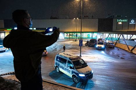 Poliisin tutkija kuvasi rikospaikkaa tiistaina illalla Tampereen Lielahdessa.