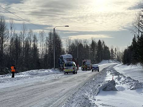 Onnettomuus tapahtui 9-tiellä tiistaiaamuna noin kaksi kilometriä Korpilahden Nesteeltä Jyväskylään päin. Valokuva on otettu kello 11 aikaan.