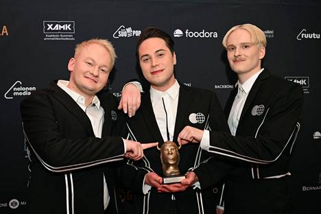 Kuumaa palkittiin vuoden yhtyeeksi. Kuvassa yhtyeen jäsenet vasemmalta oikealle Jonttu Luhtavaara, Johannes Brotherus ja Aarni Soivio.