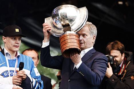 Sauli Niinstö osallistui vuonna 2019 Leijonien kultajuhliin. Kuvassa vasemmalla Suomen pelaaja Harri Pesonen.