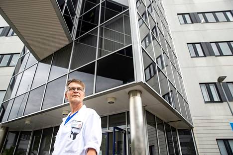 Taysin infektiolääkäri Janne Laine kertoo, että koronatapaukset näkyvät nyt sairaalahoidossa olevien potilaiden määrässä ja sairauspoissaoloissa.
