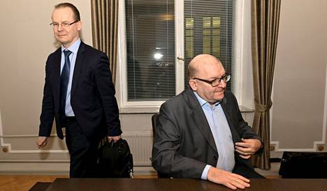 Teknologiateollisuuden työnantajien toimitusjohtaja Jarkko Ruohoniemi ja Teollisuusliiton puheenjohtaja Riku Aalto sovittelemassa työriitaa viime viikolla.