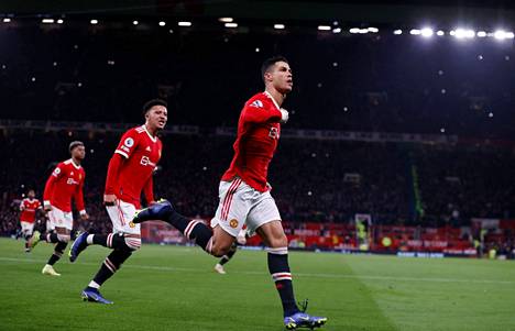 Manchester Unitedin Cristiano Ronaldo tuuletti Arsenalin verkkoon tekemäänsä maalia.