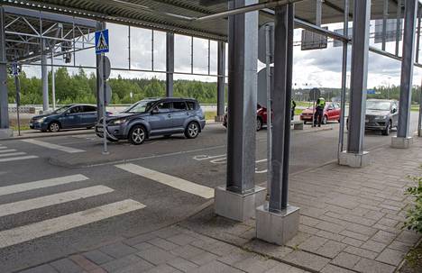Venäläisiä matkailijoita tulossa Suomeen Nuijamaan raja-asemalla Lappeenrannassa 15. heinäkuuta 2022. 