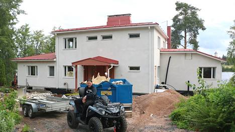 Tästä talosta Toni Vilander kaavaili perheensä uutta kotia. Nyt rakennus joudutaan purkamaan, ja uusi nousee tilalle.