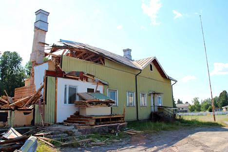 Peipohjan koulun alkuperäisen rakennuksen purkutyöt alkoivat kesäkuun lopulla. Tällaiselta purkutyömaalla näytti 30. kesäkuuta.