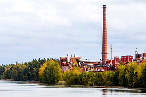 Tältä Säterin vanha tehdasalue näyttää Ulvajanlahden puolelta katsottuna. Purkulupa koskee noin puolta alueen rakennuksista. Punainen tiilipiippu pitää säilyttää.
