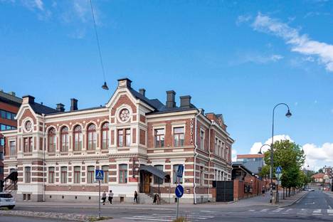 Tampereen Komediateatteri toimii Tampellan vanhassa Juhlatalossa, joka valmistui vuonna 1897.