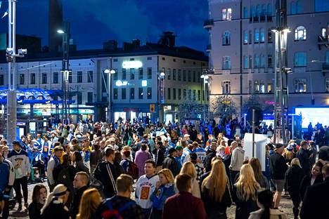 Sunnuntai-iltana Tampereen keskustassa oli ajoittaisia yhteysongelmia, kun väki kokoontui joukolla juhlistamaan Leijonien MM-kultaa.