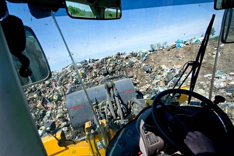 Jätteenkäsittelyssä periaatteena on mahdollisimman suuri kierrätysprosentti. Hangassuon kaatopaikalle loppusijoitetaan vain pieni osa jätteestä.