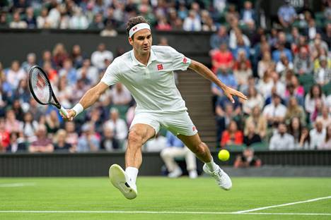Roger Federer eteni haparoivalla pelillä ja vastustajan loukkaantumisen kautta jatkoon.