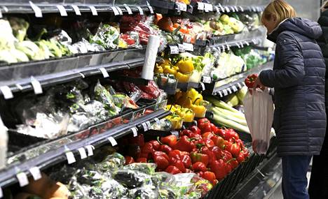 Suomalaisten ruokaostoskäyttäytymisessä on tapahtunut viime kuukausina merkittäviä muutoksia, kun ruoan hinta on noussut.  Vihannesten ja hedelmien myynti on laskenut merkittävästi sekä K- että S-ryhmän kaupoissa. 