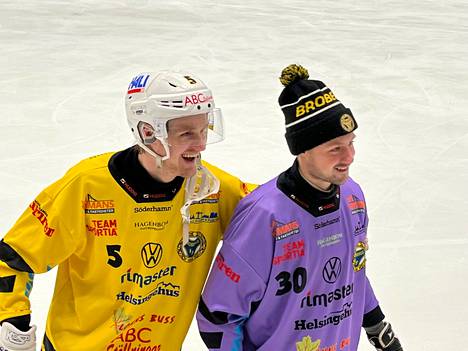 Jaakko Hyvönen ja maalivahti Hampus Lindén juhlivat perjantaina yllätysvoittoa viime kauden mestarijoukkueesta Edsbyns IF:stä. Hyvönen laukoi 6–5-kotivoitossa kauden toisen maalinsa.