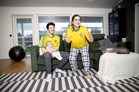 Kun Brasilia pelaa, Caio ja Joice Lacruz eläytyvät ottelun tapahtumiin television ääressä. Kaksikuukautinen Aurora ei vielä ymmärrä jalkapallon hienouksia.