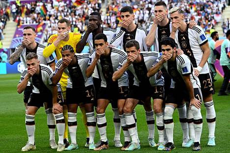Saksan pelaajat peittivät suunsa Japani-ottelua edeltäneessä joukkuekuvassa.