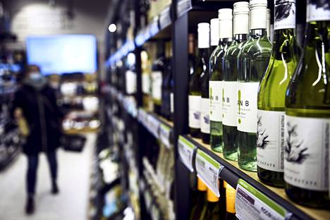 Alkoholin kokonaiskulutus väheni viime vuonna kolme prosenttia vuodesta 2020. Uuden vuoden juomien ostoa Alkossa Ruoholahden myymälässä Helsingissä 30. joulukuuta 2020.