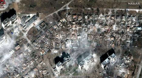 Maxar-yhtiön välittämä satelliittikuva näyttää tuhoutuneita asuinrakennuksia ja taloja. Kuva otettiin 29. maaliskuuta Mariupolista itään. 