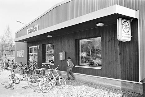 Killanmaan posti siirtyi Hakuninmäestä Topintorin vuonna 1982 valmistuneeseen liikerakennukseen. Palveluja Räikänmäessä tarjosi myös Postipankki.