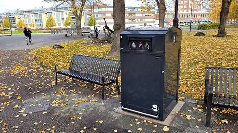 Ensimmäinen älyroskis on palveluksessa Ankkuripuistossa Kanalinrannassa. Kaupunkikeskustaan asennetaan kaikkiaan viisi aurinkosähkökäyttöistä roska-astiaa.