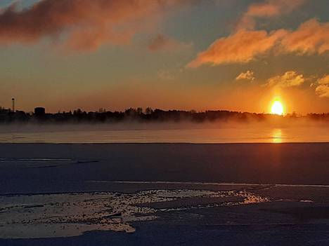Kiristyvien pakkasten myötä Näsijärvi voi jäätyä hyvinkin pian. Tältä Näsijärvellä näytti joulukuun alussa Reuharinniemestä Lielahden suuntaan.