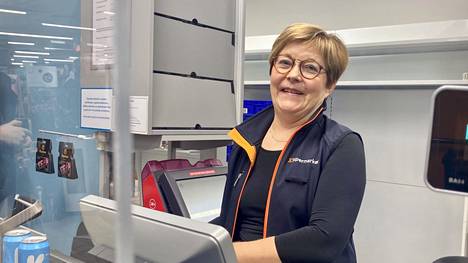 Eeva Mäkipää on ollut pari vuotta eläkkeellä, mutta työskentelee edelleen tuuraajana K- ja S-ryhmän kaupoissa Pirkanmaalla. Työ antaa eläkeläiselle mielenvirkeyttä, Mäkipää sanoo.
