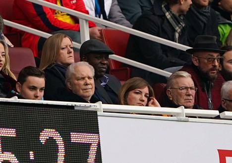 West Hamin varapuheenjohtaja Karren Brady (alarivissä kolmas vasemmalta) toi esiin eteen tulevia sääntöjä.