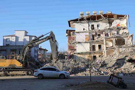 Turkin maanjäristyksessä pahasti tuhoutuneita rakennuksia.