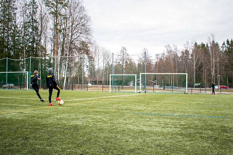 Vilpo Leinonen, Eelis Selin ja Viljo Kervinen potkivat palloa Menkalan tekonurmikentällä juuri ennen treenien alkua viime keväänä.