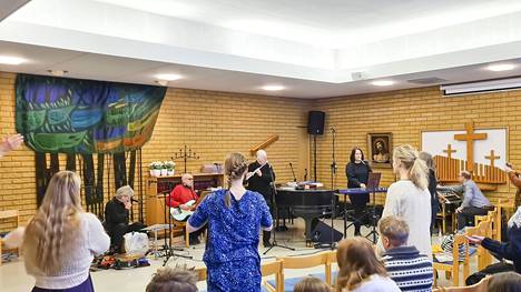 Rukousmusiikin yhteysviikonloppu kokosi kymmeniä rukoilijoita Mäntän seurakuntakeskukselle.