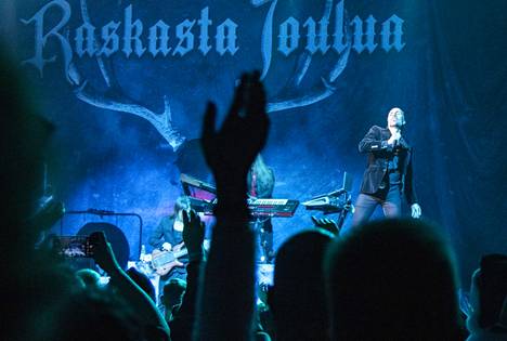 Raskasta joulua -kiertue on muodostunut Suomen suosituimmaksi joulukonserttikiertueeksi. Tämän vuoden kiertue huipentui tuhansien kuulijoiden konserttiin Nokia-areenassa sunnuntaina.