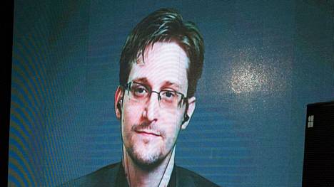 Edward Snowden pakeni Yhdysvalloista vuonna 2013 ja haki Venäjän kansalaisuutta vaimonsa kanssa vuonna 2020. Snowdenia haastateltiin videoyhteyden välityksellä Messukeskuksessa vuonna 2016. 