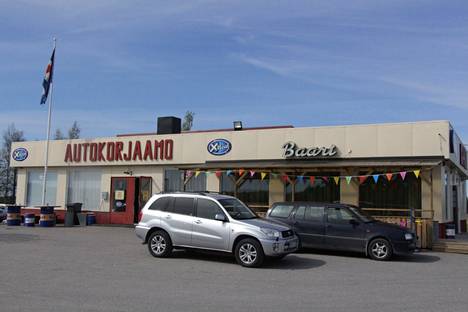 Tyrväänkylän kahvila ja autokorjaamo ovat myytävänä.