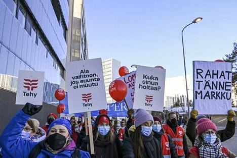 Hoitajat osoittivat mieltään Tehyn ja SuPerin mielenilmauksessa Meilahden kampuksen alueella Helsingissä 1. huhtikuuta 2022.