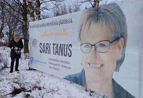 Kristillisdemokraattien eduskuntavaaliehdokkaan Sari Tanuksen mainoslakana on hävinnyt Paasikiven-Kekkostien varresta läheltä Hakametsän jäähallia. Hän korvasi ensin hävinneen toisella, mutta sekin irrotettiin ja vietiin pois.