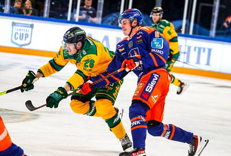 Tapparan Waltteri Merelä (9) ja Ilveksen Tommi Tikka (26) väänsivät tiukasti perjantaina Tampere Cupissa.